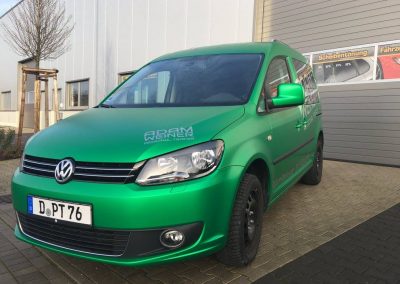 Frontansicht grüner VW Caddy mit Autobeklebung von Adam Weiner Personal Trainer