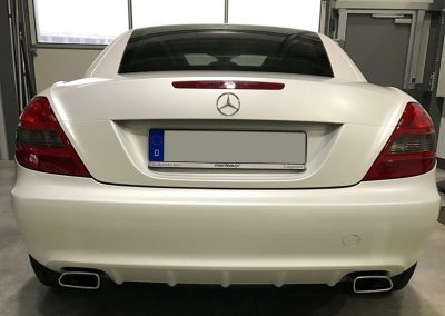 Rückansicht eines Mercedes SLK mit matter perlmuttfarbener Vollfolierung durch Car Wrapping.