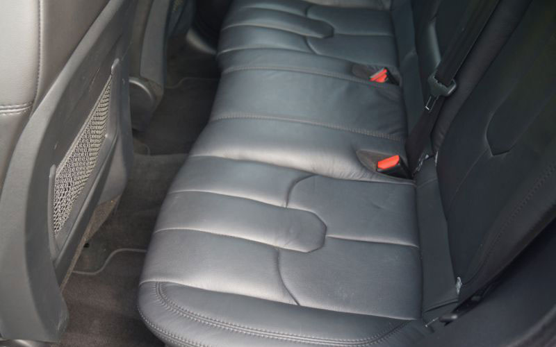 Autorücksitz aus schwarzem Leder sauber und wie neu nach der Autoaufbereitung von HplusB Design.