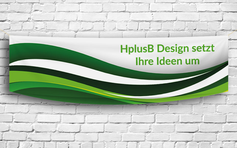 Werbebanner aus PVC bedruck mit grünen Wellen und der Headline "HplusB Design setzt Ihre Ideen um" hängt an einer weißen Steinwand.