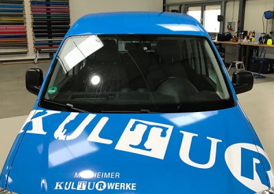 Frontansicht Car Wrapping für Kfz der Monheimer Kulturwerke in blau von HplusB Design